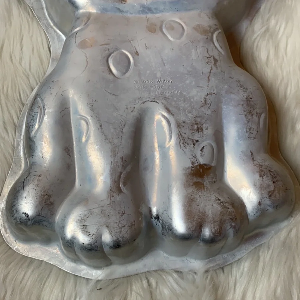 Vintage Wilton spotted puppy dog cake pan